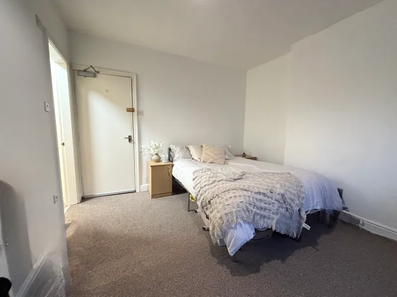 4 bed // 4 Bath // July 2026 - Image 14